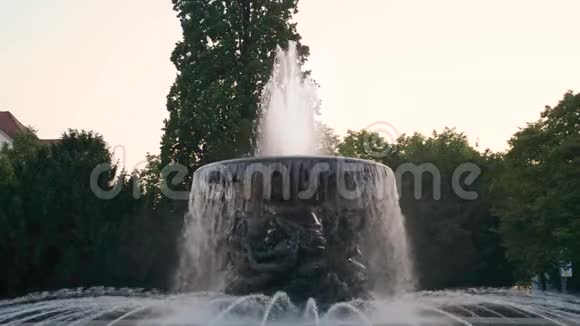 城市公园喷泉泼水市中心日落视频的预览图