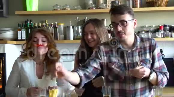 两个女孩和男人在厨房里玩辣椒和意大利面视频的预览图