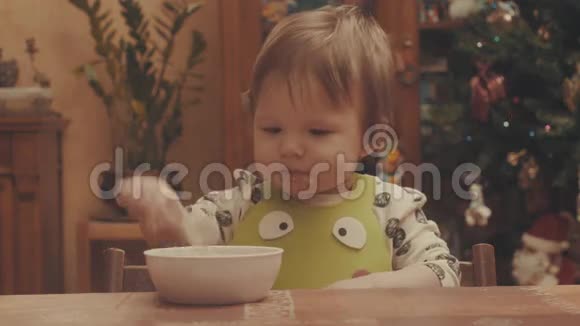 有人给婴儿喂粥然后她自己拿勺子视频的预览图