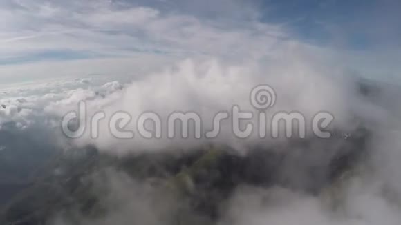 4k空中的蓝天在白雾中飞越青山视频的预览图