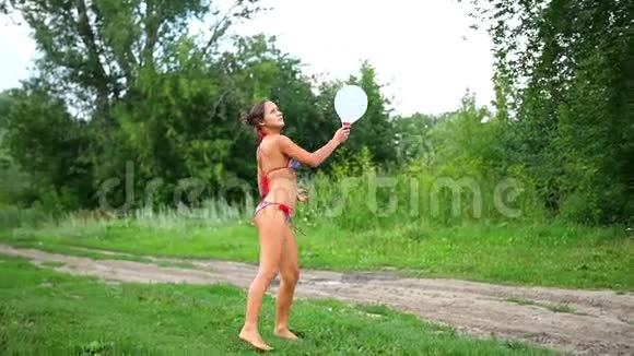 穿泳衣的女孩在户外打网球视频的预览图