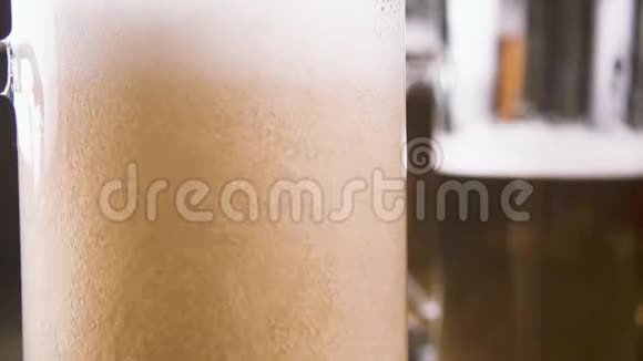 杯子特写中的慢速啤酒泡沫视频的预览图