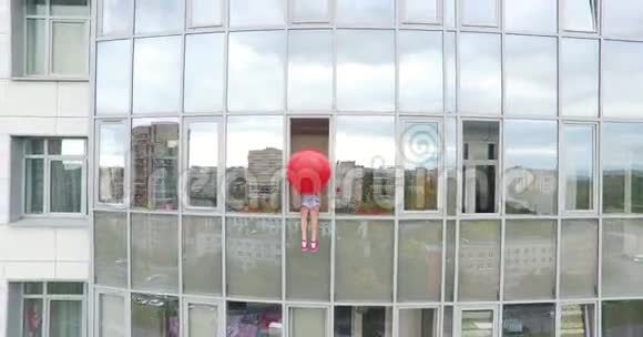 窗户上有红色气球的少女视频的预览图