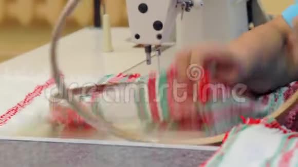 从事缝纫机工作的女工女人织工视频的预览图