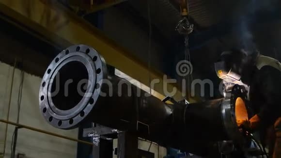 金属管工在保护套焊缝中的运动视频的预览图