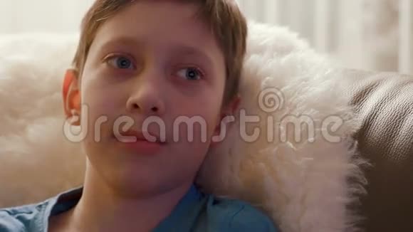 小男孩在家看电视视频的预览图