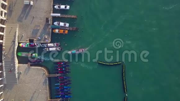 意大利威尼斯运河与船桥的鸟瞰图视频的预览图