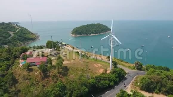 风力发电站普吉纳哈恩海滩附近的风车高清空中无人机飞去慢镜头泰国视频的预览图