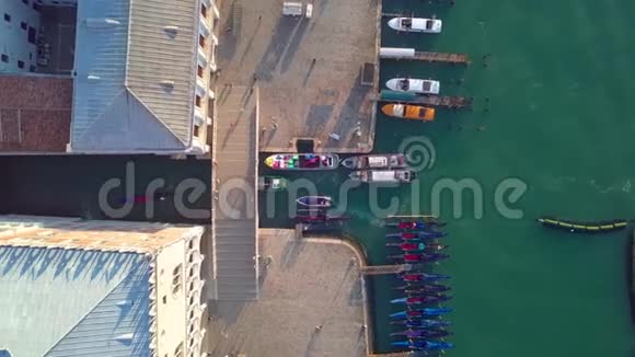 意大利威尼斯运河与船桥的鸟瞰图视频的预览图