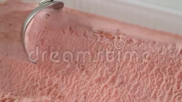草莓冰淇淋用勺子舀出容器视频的预览图