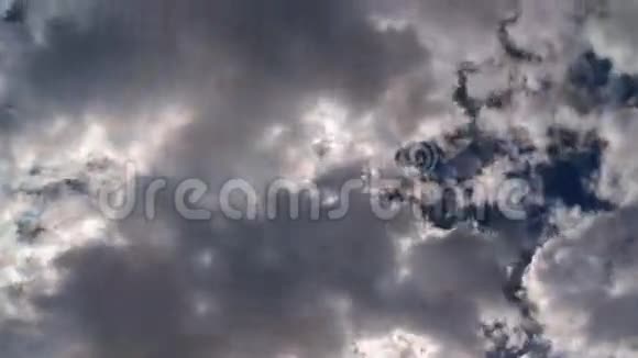 在蔚蓝的天空中形成云彩视频的预览图