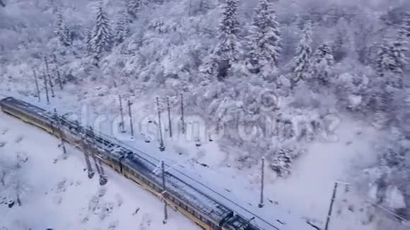 冬季穿越山区的火车的鸟瞰图视频的预览图