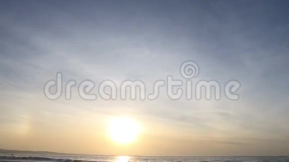 黑沙和地平线上的日落倾斜下来视频的预览图