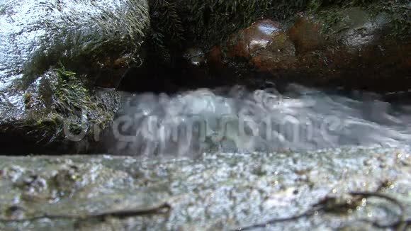 水在石头间升起视频的预览图