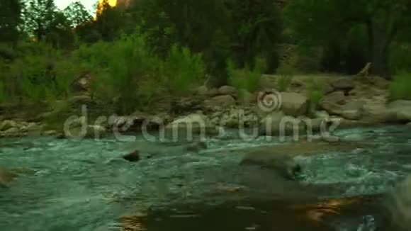 在令人叹为观止的山脉中滑行的河流视频的预览图