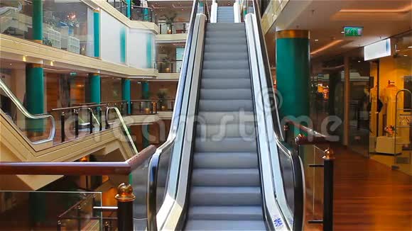 现代购物中心的自动扶梯视频的预览图