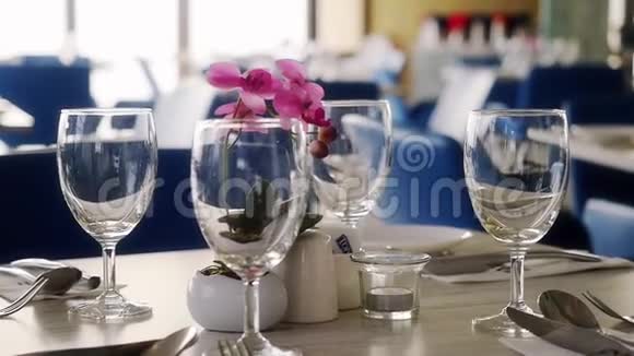 宴会装饰的桌子有餐具为一顿带眼镜的豪华晚餐准备的优雅装饰的餐桌视频的预览图