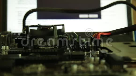 计算机主板显示器背景上的处理器风扇和网卡视频的预览图