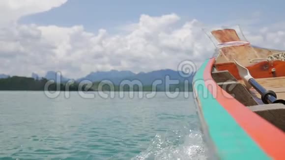 从传统的泰国长尾船上观赏清澜湖水高清慢速运动泰国范恩加视频的预览图