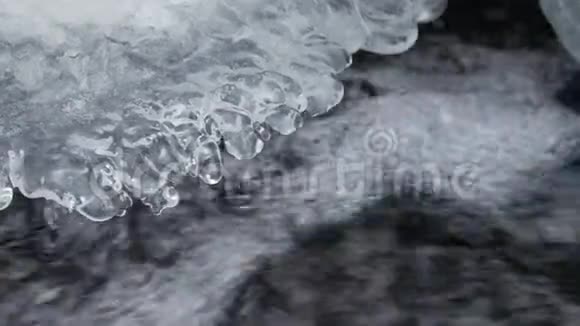 冰冻的山溪冰下筑起奔流山涧特写视频的预览图