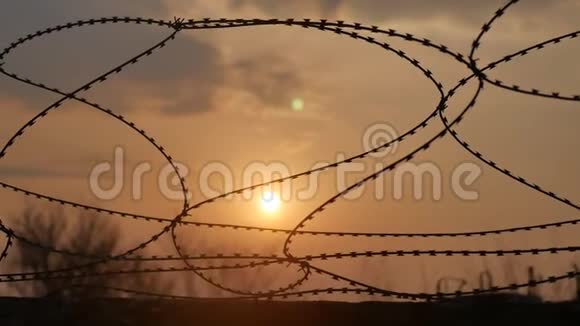 铁丝网监狱围栏危险边界的阳光透过铁丝网穿透罪犯的安全视频的预览图