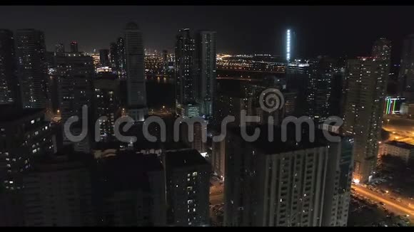 晚上的大城市沙迦阿联酋视频的预览图