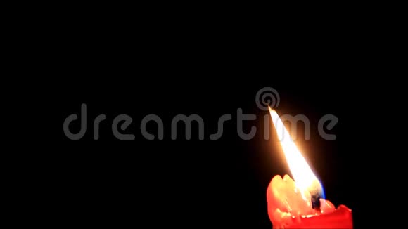 蜡烛在黑色面前燃烧视频的预览图