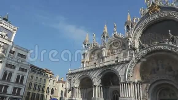 意大利威尼斯的主教大教堂教堂教堂的圣马可门面盘拍摄视频的预览图