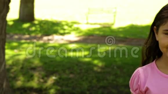 在公园里一个穿粉色衣服的小女孩为了预防乳腺癌视频的预览图