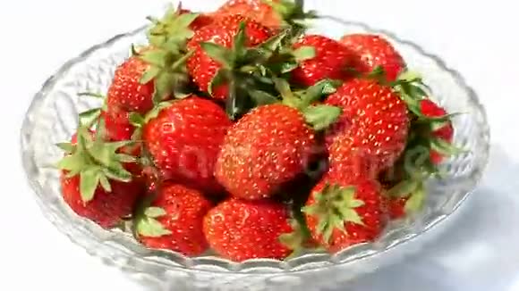 水晶花瓶里的草莓视频的预览图