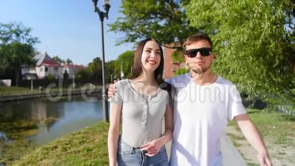 幸福夫妇在公园散步微笑和交谈的正面景色夫妻信任爱情和幸福视频的预览图