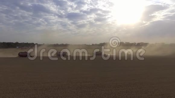 现代联合收割小麦的空中景观农业和农产工业视频的预览图