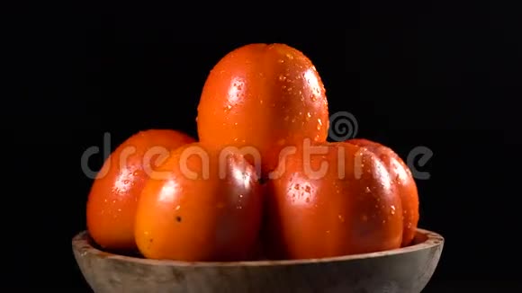 红色成熟的柿子旋转视频的预览图