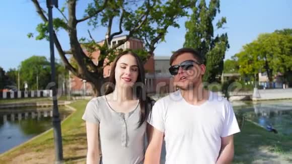 幸福夫妇在公园散步微笑和交谈的正面景色夫妻信任爱情和幸福视频的预览图