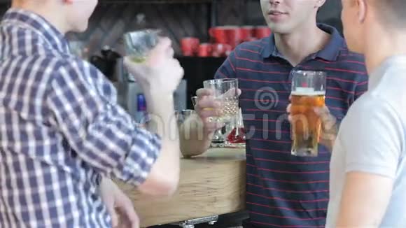 三个朋友在酒吧喝饮料视频的预览图