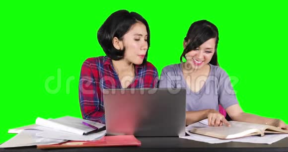两个体贴的女学生一起学习视频的预览图