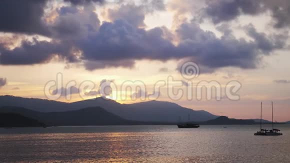 美丽的日落在海上群山在背景五彩缤纷的多云天空在海洋的船泰国苏梅岛慢慢慢慢视频的预览图