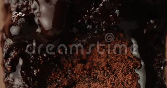 一块巧克力蛋糕在叉子特写上缓慢的液体覆盖在上面视频的预览图