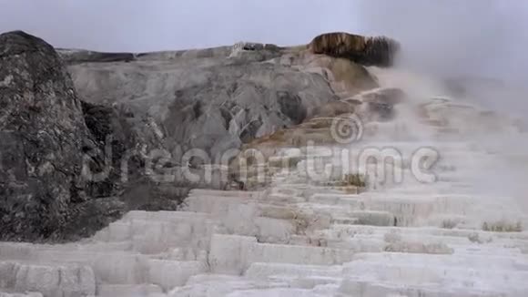 惊人的石山蒸汽喷泉在4k景观拍摄黄石公园视频的预览图