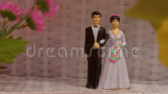小玩具新娘新郎新娘婚礼装饰视频的预览图