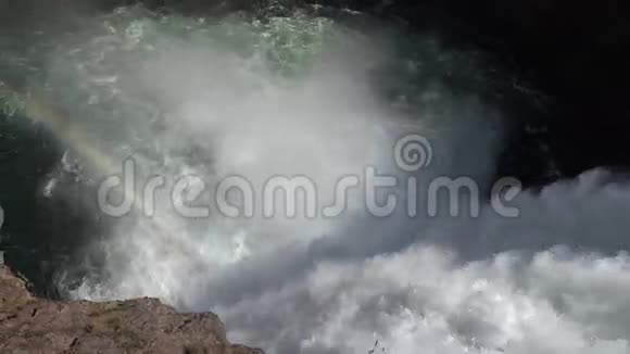 平静的石山河瀑布晴天彩虹4k拍摄视频的预览图
