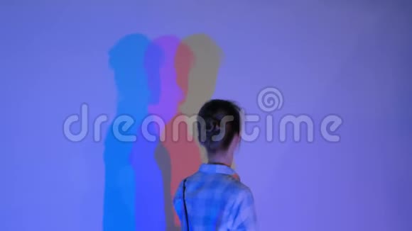 女人手的彩色阴影视频的预览图