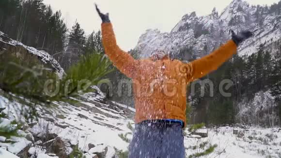 一个美妙的冬天在山上视频的预览图