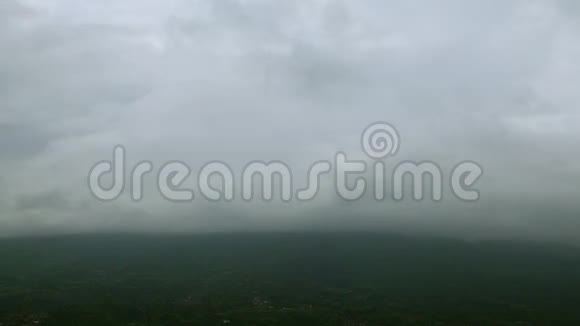 在阿贡山上移动的云的时间推移视频的预览图