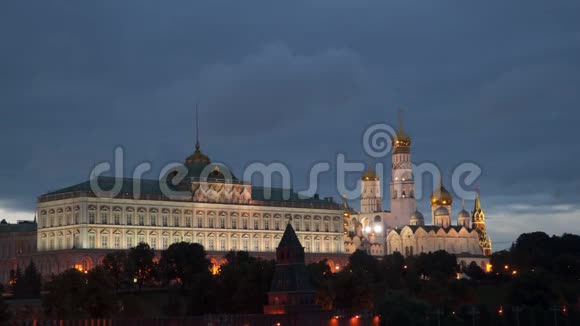 晚上在莫斯科的克里姆林宫大教堂视频的预览图