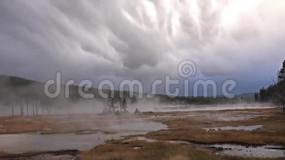 黄石公园4公里多云天气中令人惊叹的蒸汽间歇泉和自然景观视频的预览图