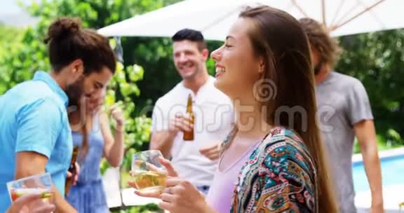 一群朋友在户外烧烤聚会上一边喝酒一边跳舞视频的预览图