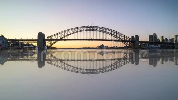 美丽的日出之夜到白天在悉尼有反射效果视频的预览图