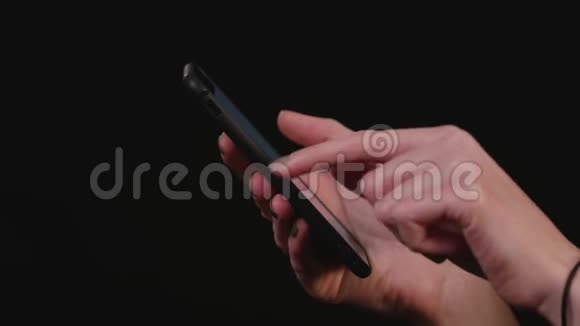 女人在手机上使用应用程序视频的预览图