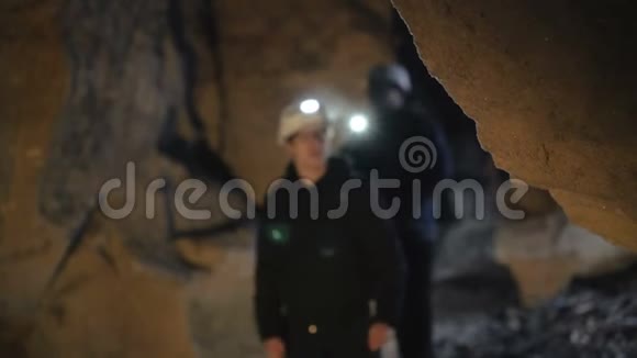 两个物种学家在黑暗中探索洞穴4K视频的预览图